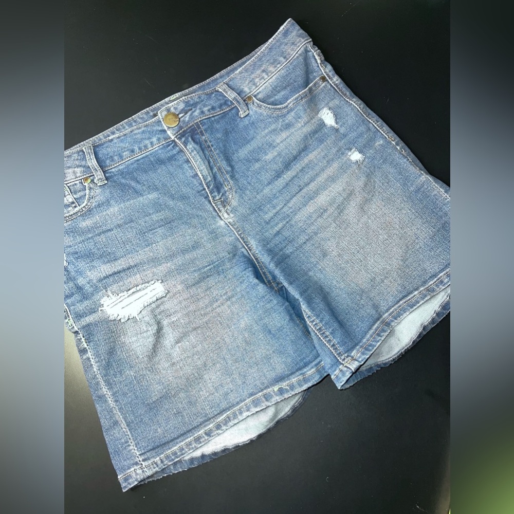 1822 Denim Medium Blue Slightly Distressed Jean Shorts Size 31 EUC